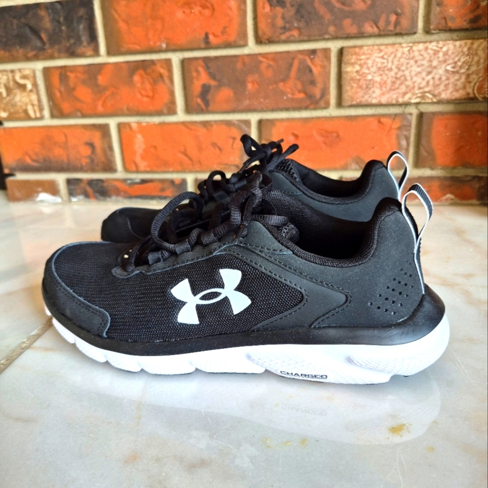 Under Armour NWOT Charged Assert   Running Shoes Size 9